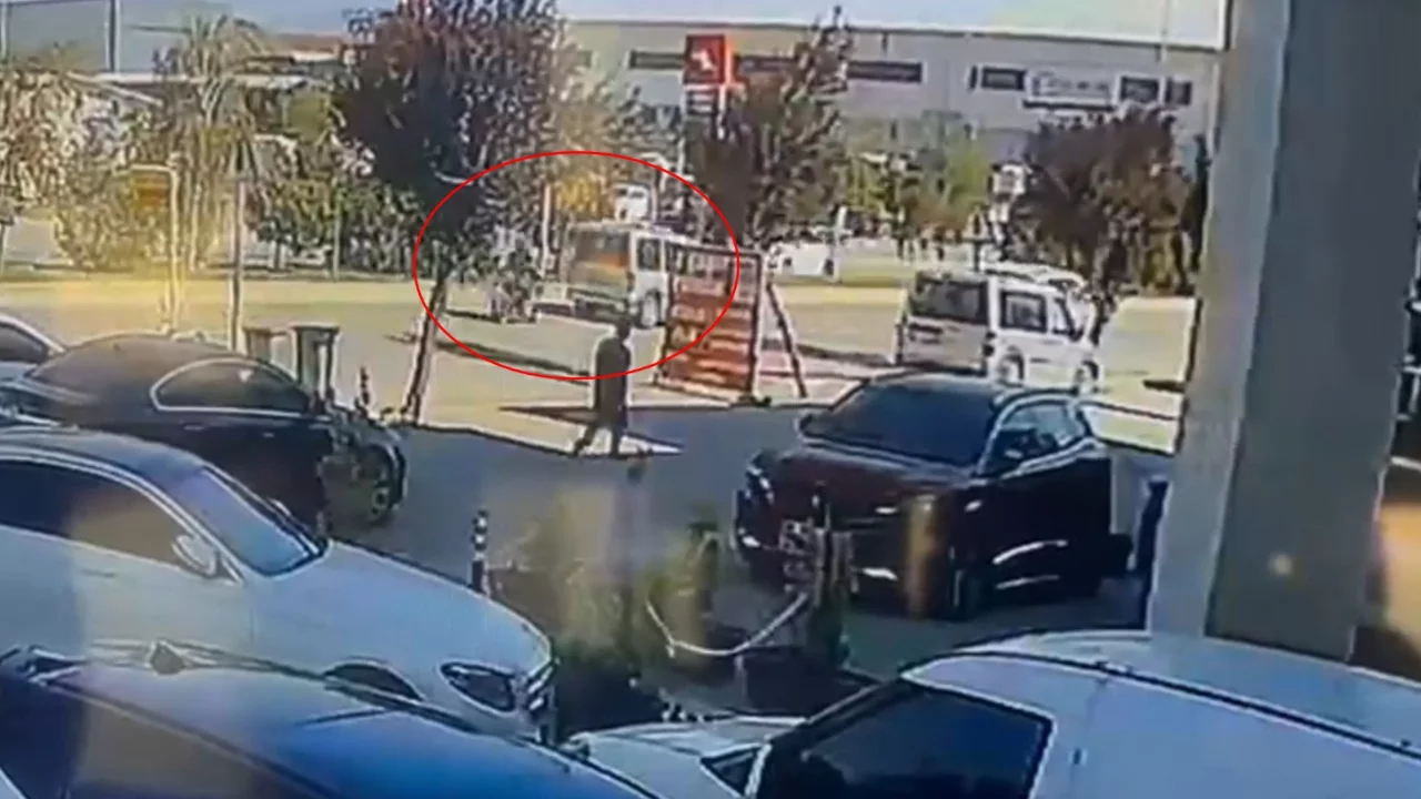 Bursa'da saniyeler i&ccedil;inde yaşandı! Motosiklet s&uuml;r&uuml;c&uuml;s&uuml; yola savruldu, kaza kamerada
