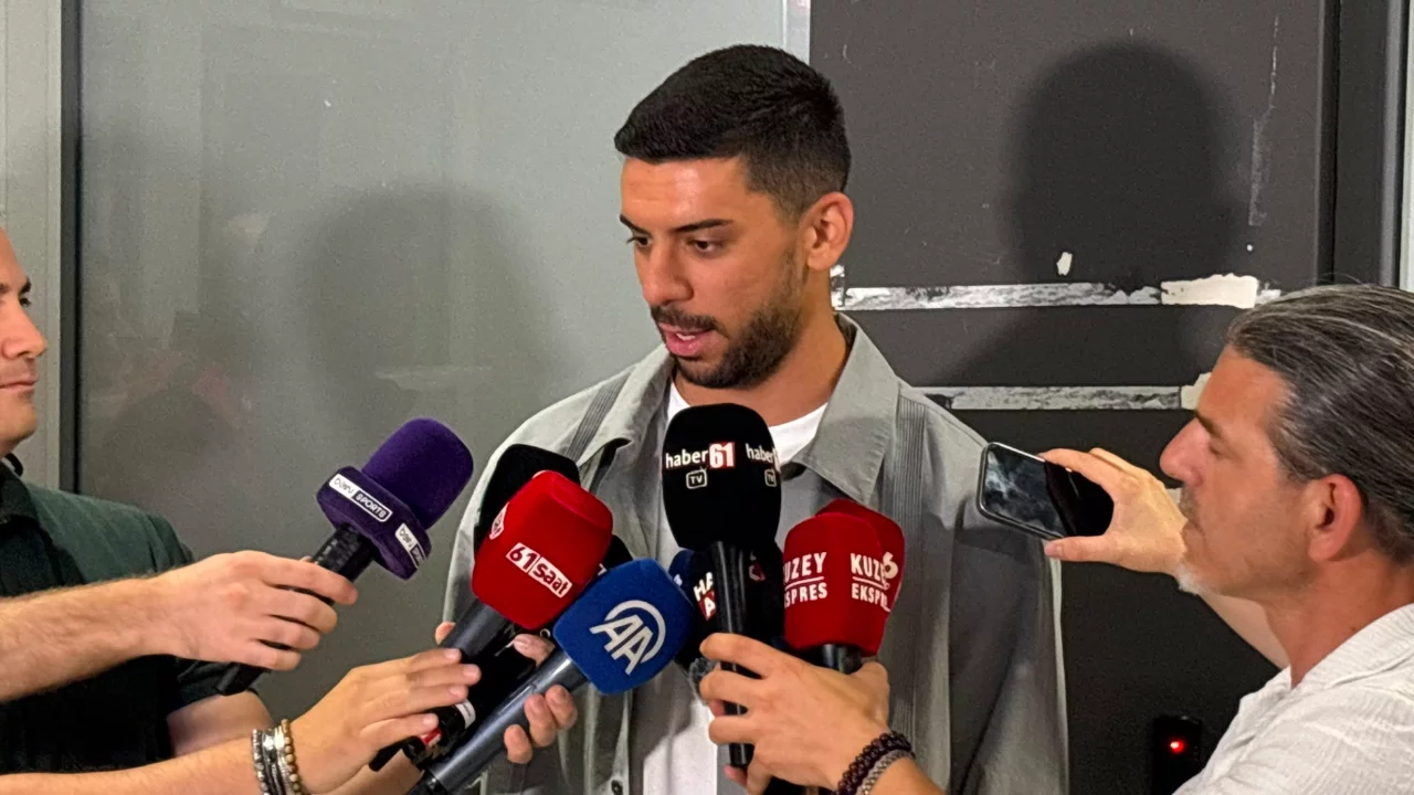 Trabzonspor'un yeni transferi Cenk &Ouml;zka&ccedil;ar'dan ilk mesaj! "Bu formaya layık olacağım"