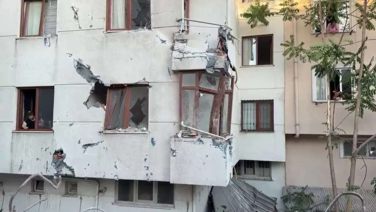 Kentsel d&ouml;n&uuml;ş&uuml;m yıkımında korku dolu anlar! Bina yan apartmanın &uuml;zerine devrildi