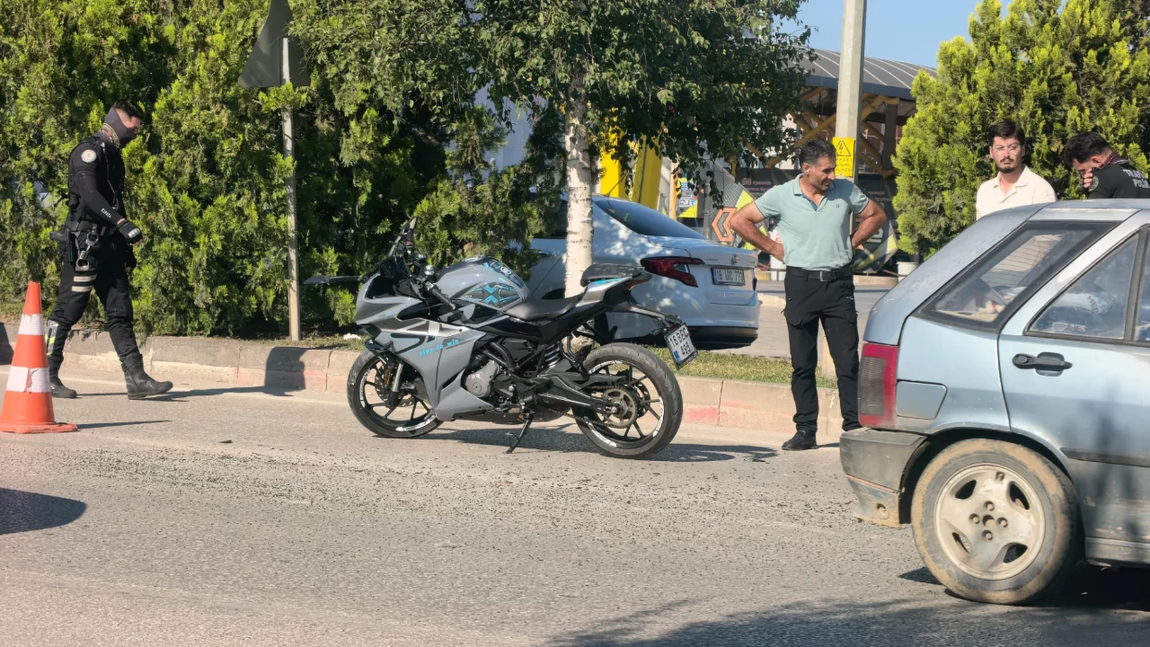 Bursa'da motosiklet hafif ticari araca arkadan &ccedil;arptı!
