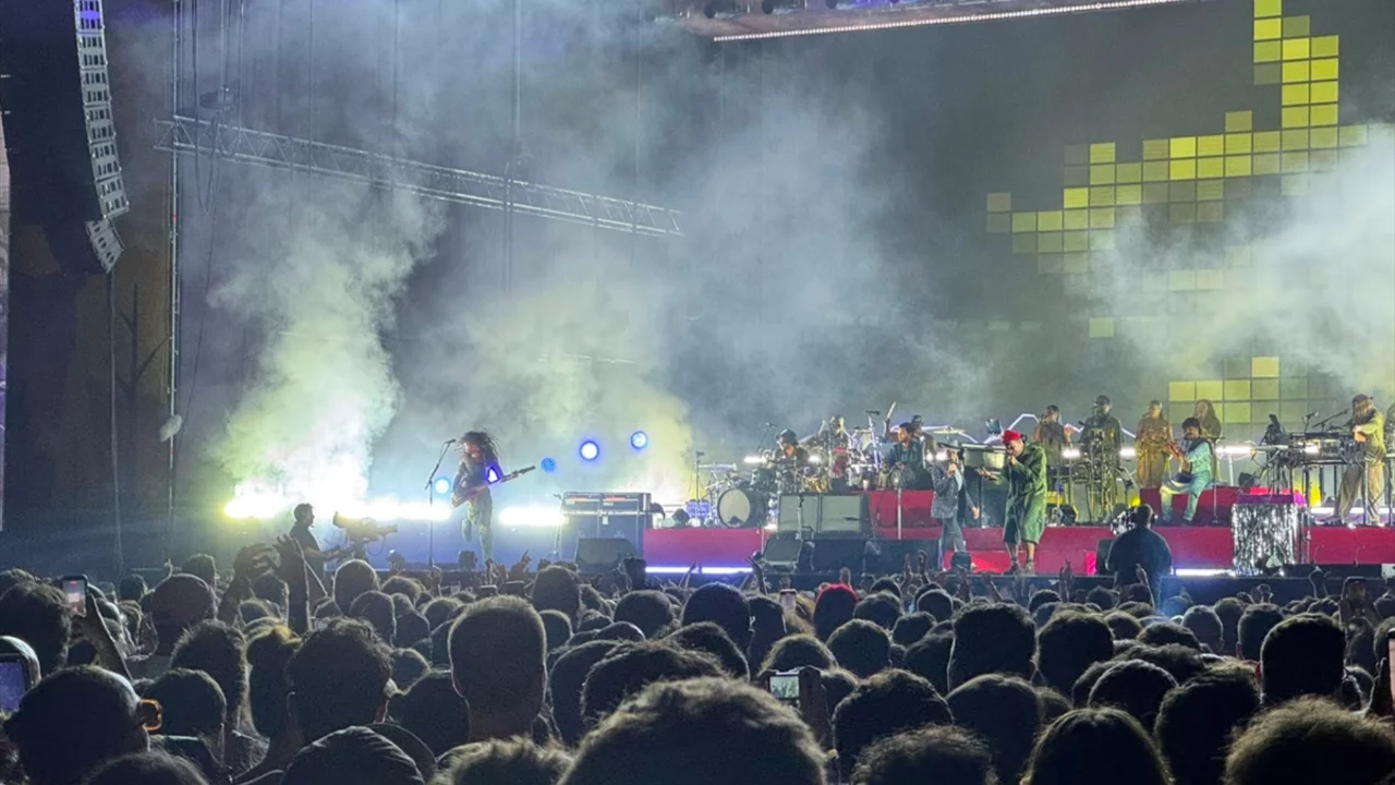 Gorillaz İstanbul'u b&uuml;y&uuml;ledi! Unutulmaz gece...
