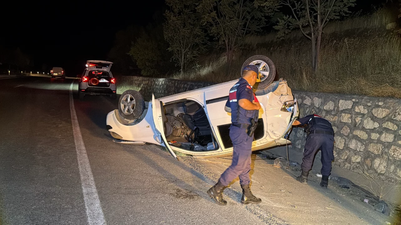 Adıyaman'da takla atan otomobilde 2 kişi yaralandı!