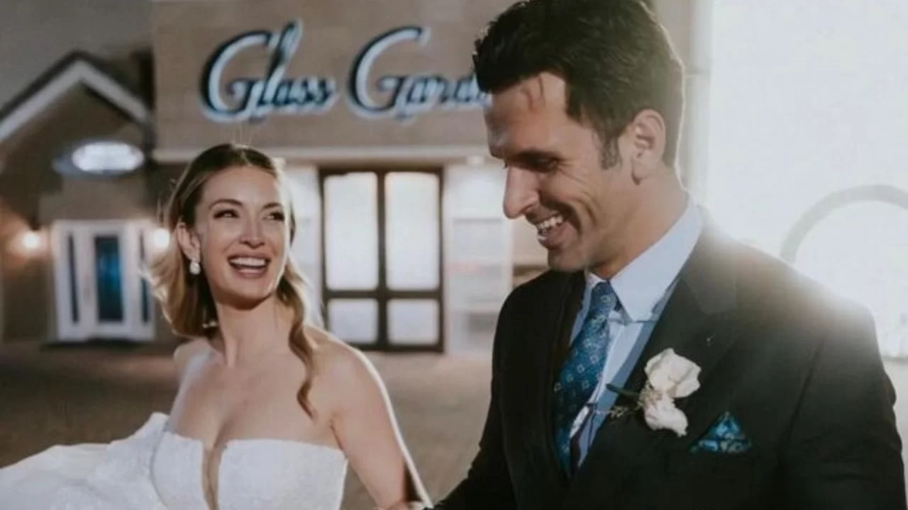 Yasemin Kay Allen ve Erdal Kaya'dan &ouml;zel gece! Gecikmeli d&uuml;ğ&uuml;n kutlaması dikkat &ccedil;ekti