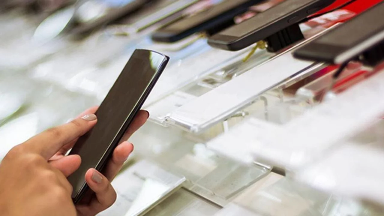 D&uuml;nyaca &uuml;nl&uuml; telefon markası pazardan &ccedil;ekiliyor