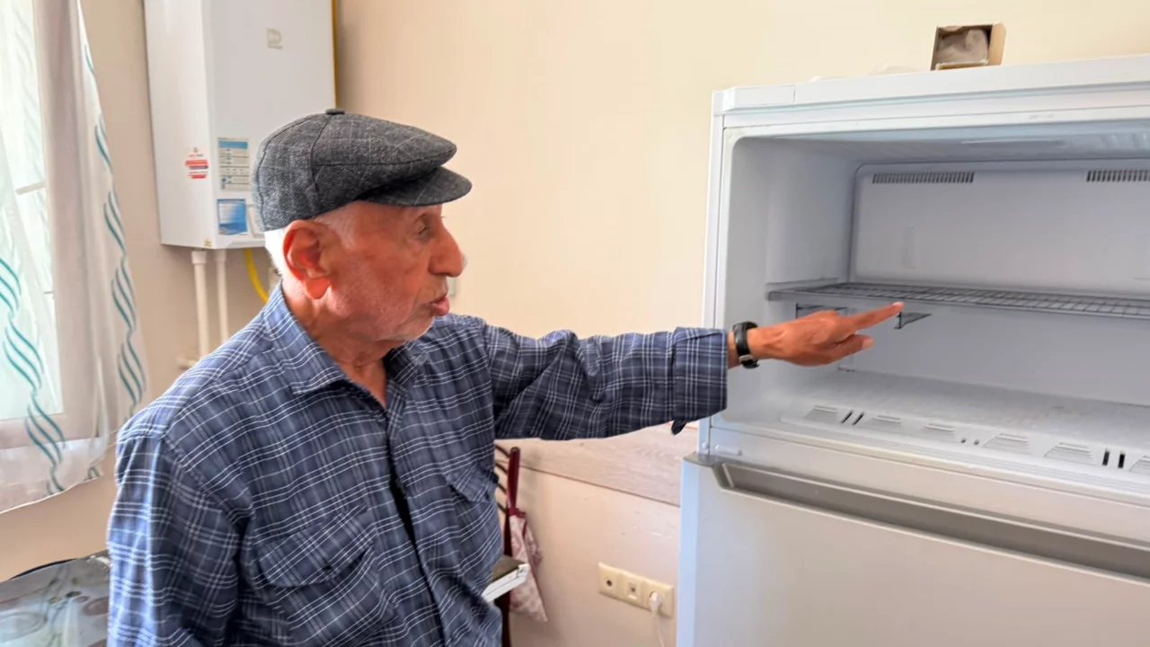 Elini &ouml;p&uuml;p vedalaştı, 351 bin liralık altınlarla ka&ccedil;tı!