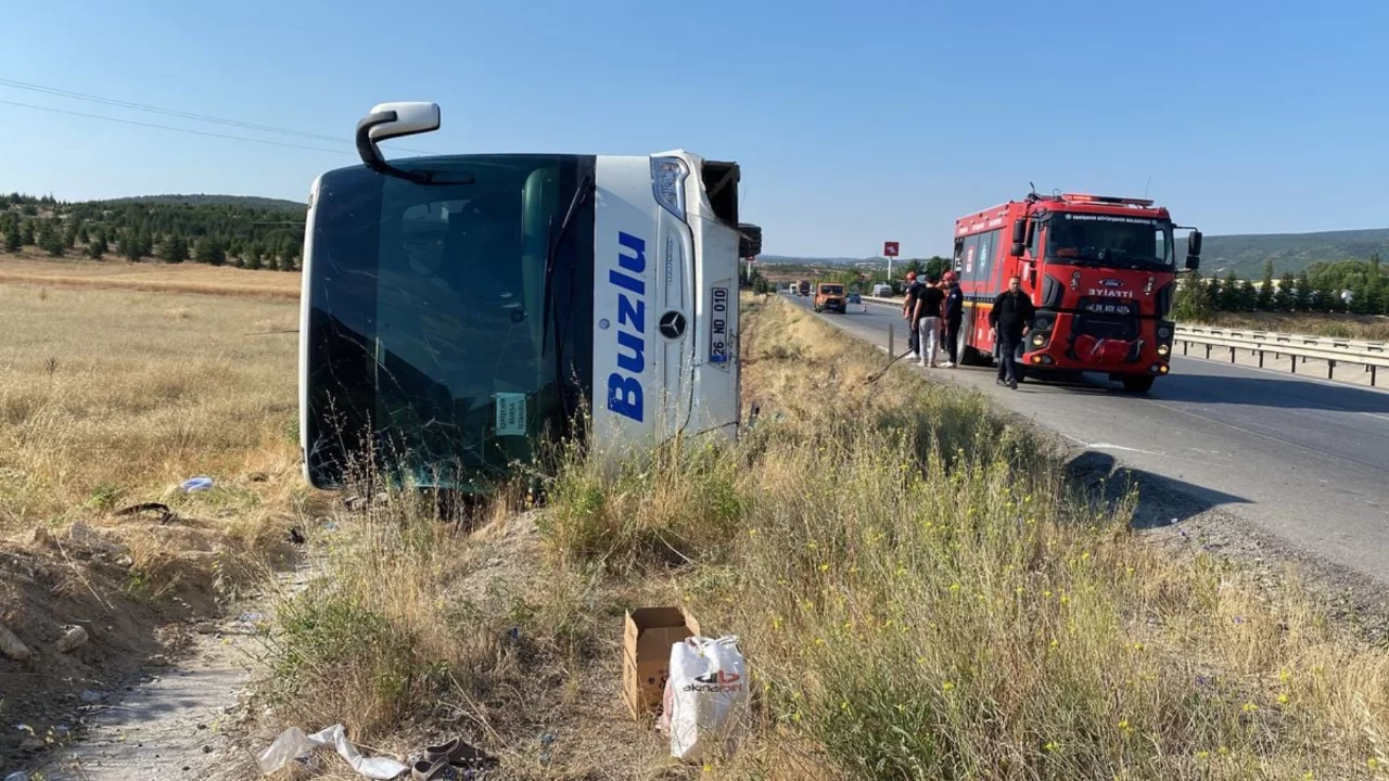 Bursa yolunda otob&uuml;s devrildi, &ccedil;ok sayıda kişi yaralandı! Şof&ouml;rle ilgili vahim iddia