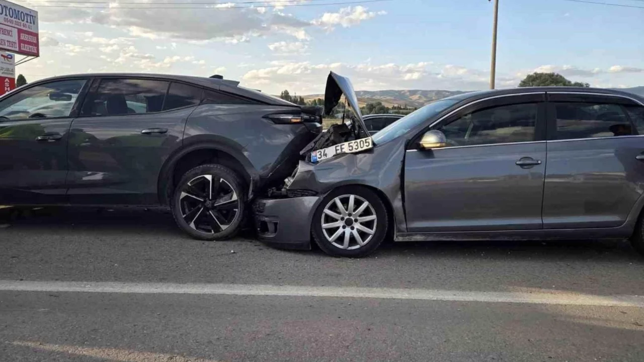 Ankara'da zincirleme kazada 5 araç birbirine girdi: 5 yaralı