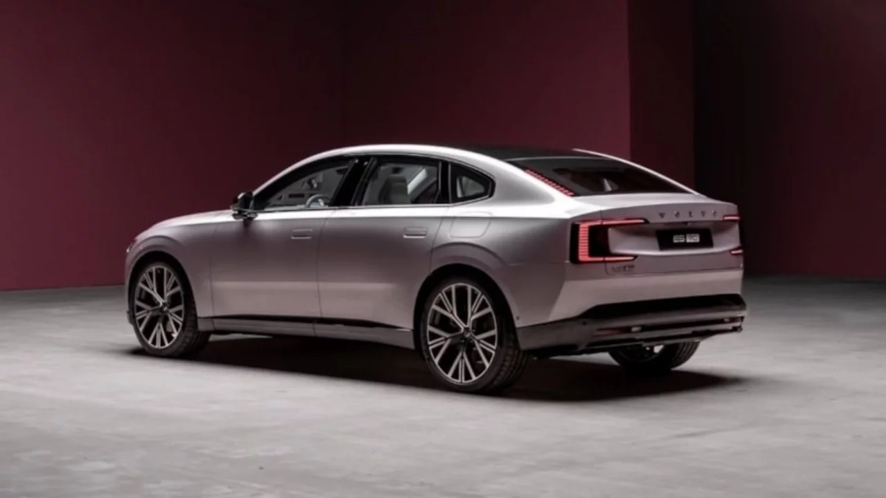 Volvo'dan kritik karar: Sedan ve station wagon gövde tipleri geri geliyor