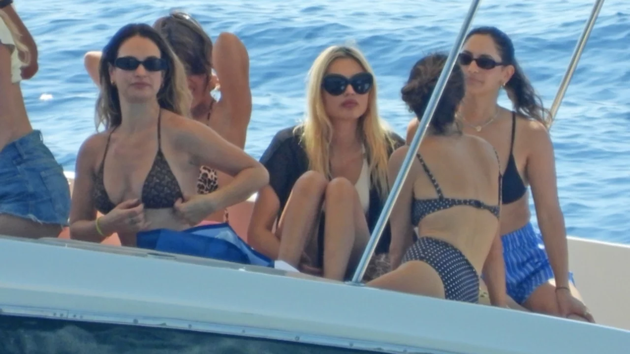Lily James'in İtalya tatili dikkat &ccedil;ekti! &Uuml;nl&uuml; oyuncu arkadaşlarıyla Portofino'da g&ouml;r&uuml;nt&uuml;lendi