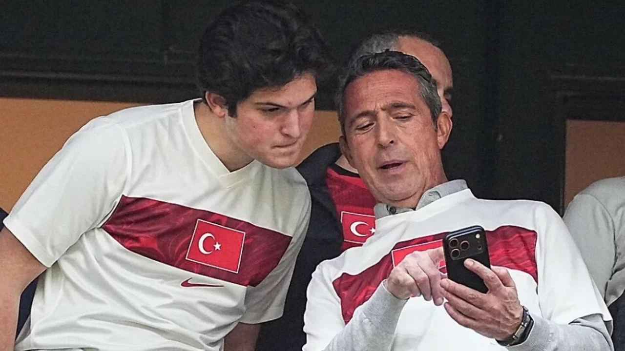 Ali Ko&ccedil;'un oğlu Kerim Rahmi Ko&ccedil; Bodrum'da g&ouml;r&uuml;nt&uuml;lendi! Sevgilisiyle tatil keyfi dikkat &ccedil;ekti