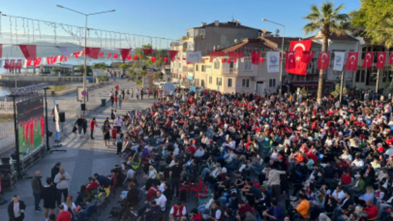 Mudanya'da D&uuml;nya Kupası Finali coşkusu meydana taşınıyor! Dev ekranda İspanya-Arjantin heyecanı yaşanacak