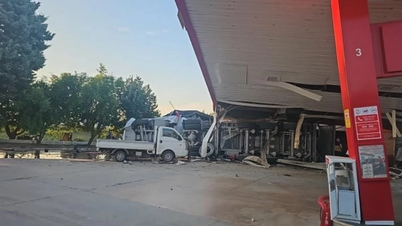 Bursa'da saniyelerle gelen &ouml;l&uuml;m: Tırın benzinliğe daldığı anlar y&uuml;rek dağladı