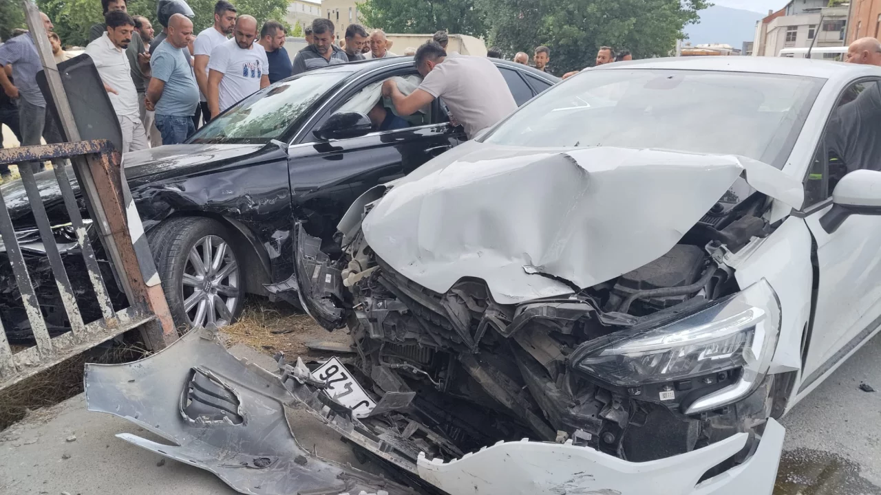 Bursa'da ehliyetsiz s&uuml;r&uuml;c&uuml; ortalığı birbirine kattı!