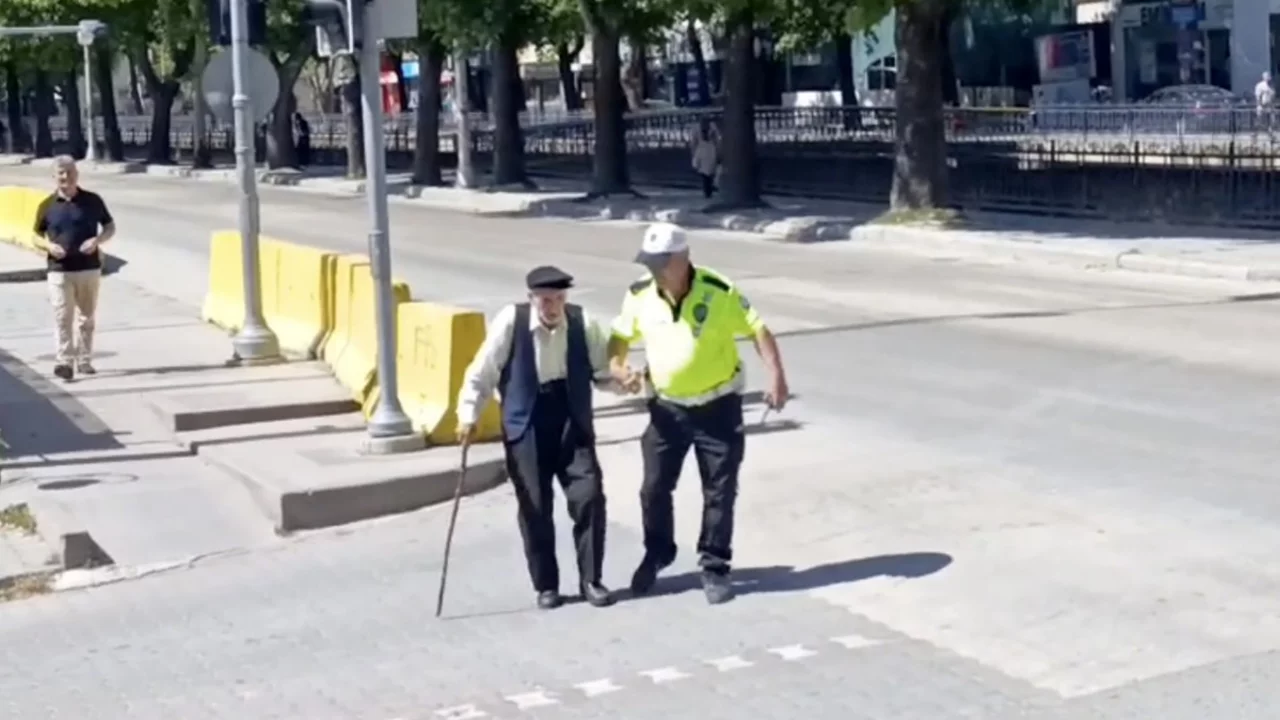 Trafik polisinin y&uuml;r&uuml;mekte zorlanan yaşlı adama yardımı y&uuml;rekleri ısıttı