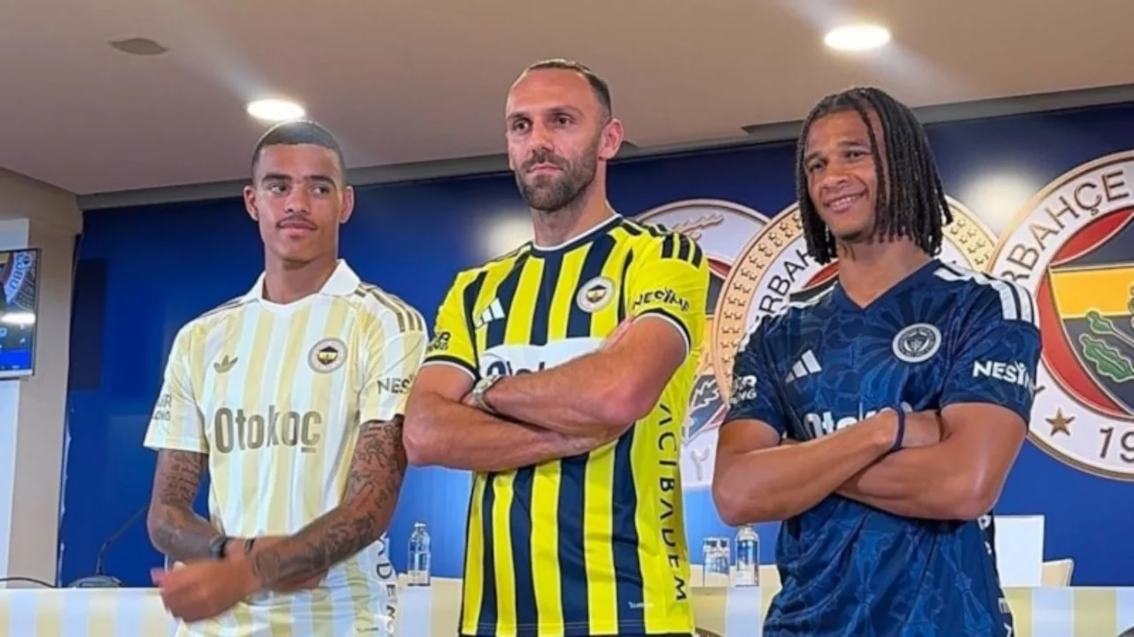 Fenerbah&ccedil;e'de yeni transferler i&ccedil;in imza t&ouml;reni d&uuml;zenlendi