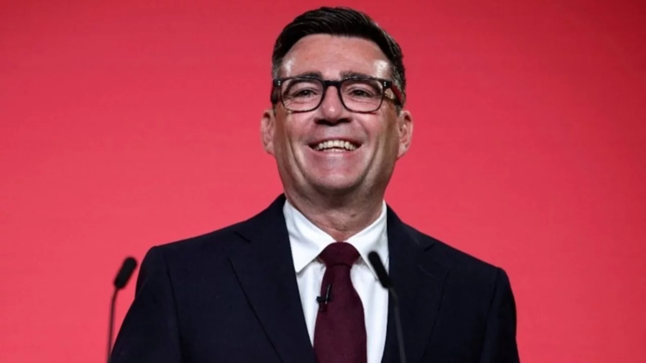İngiltere yeni başbakanını bekliyor: Andy Burnham İşçi Partisi'nin başına geçti