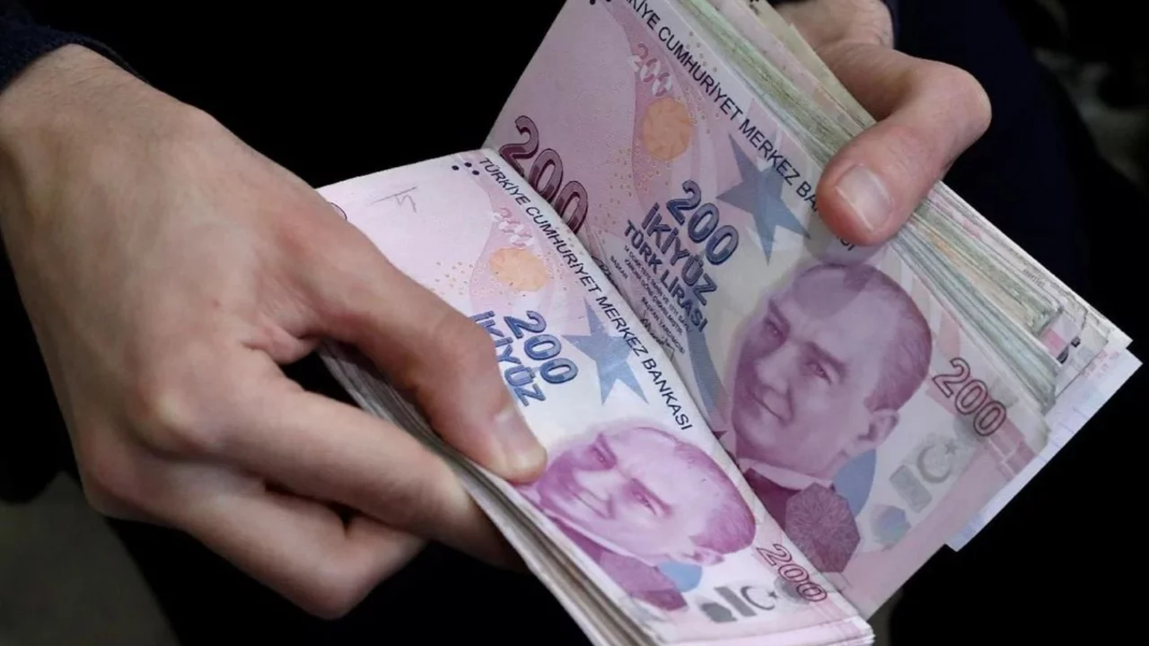 KKTC'de asgari &uuml;crete ara zam yapıldı! T&uuml;rkiye ile aradaki fark inanılmaz