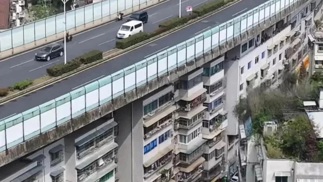 Evleri otoyolun altına yaptılar! Tepelerinde 7/24 trafik akıyor