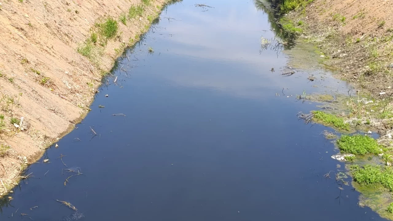 Karsak Deresi alarm veriyor! Zifir karası akan su tehlikeyi gözler önüne seriyor...
