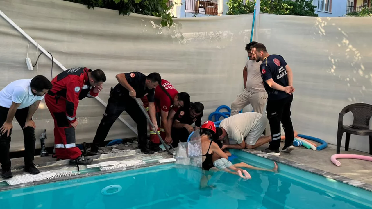 Havuzda korku dolu anlar! 4 Yaşındaki &ccedil;ocuk itfaiyenin operasyonuyla kurtarıldı