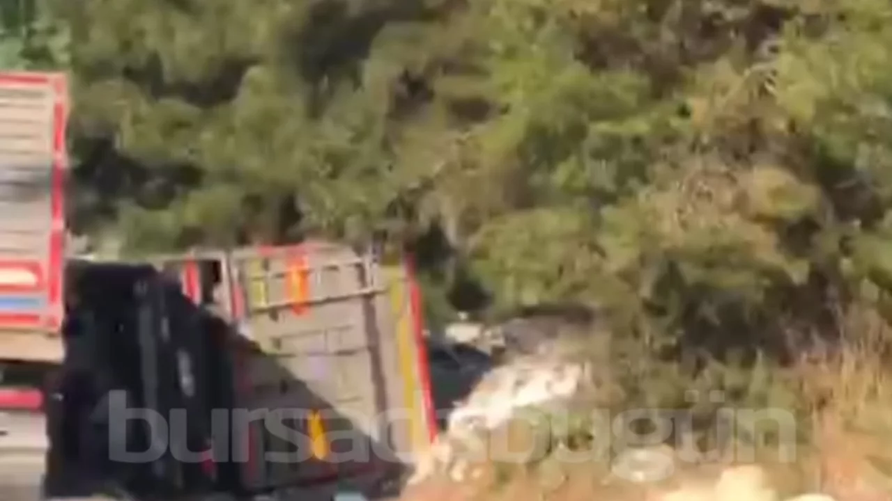Bursa'da seyir halindeki tır devrildi! Kaza ucuz atlatıldı...