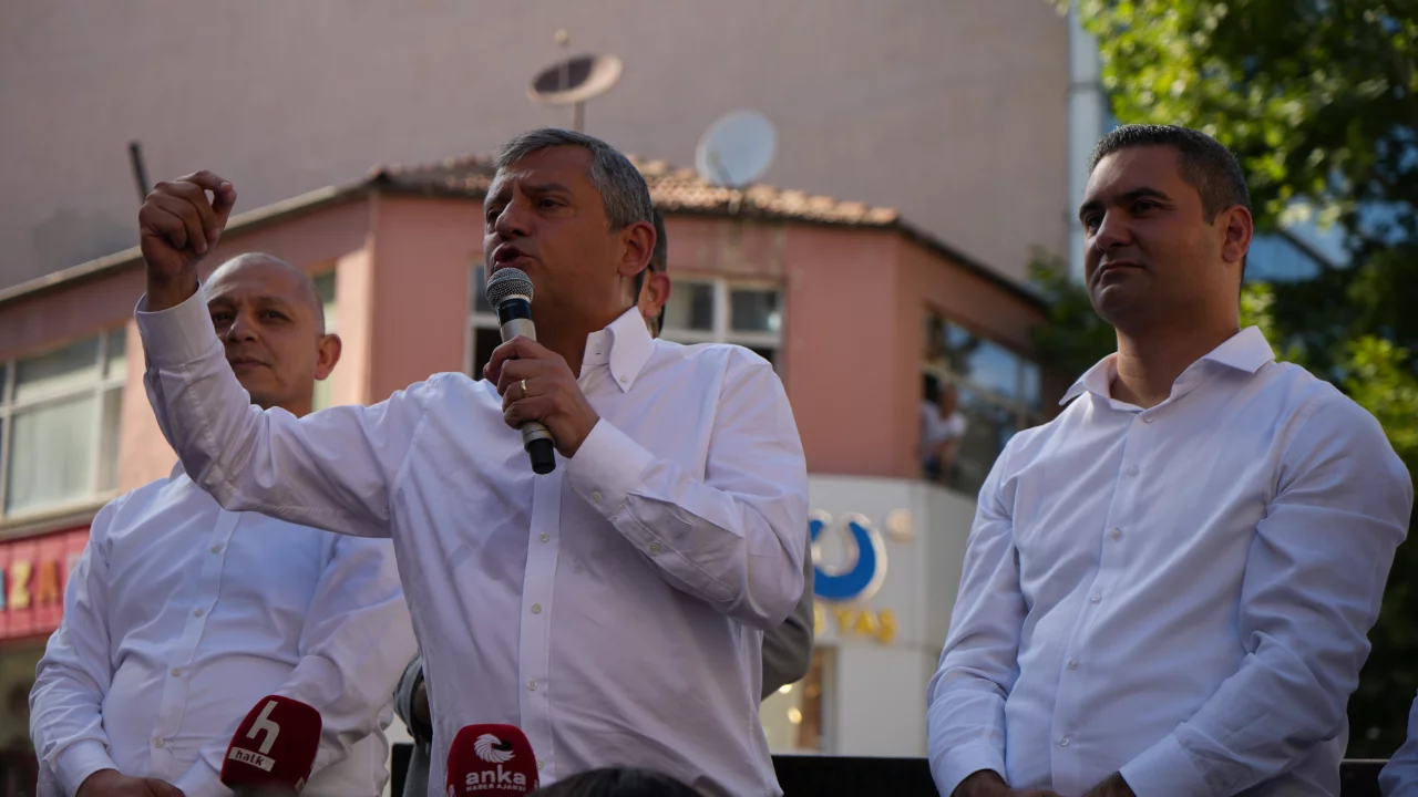 Özgür Özel'den Kırıkkale'de dikkat çeken çıkış: "Ya partimizi geri alacağız ya yeni bir yol açacağız"