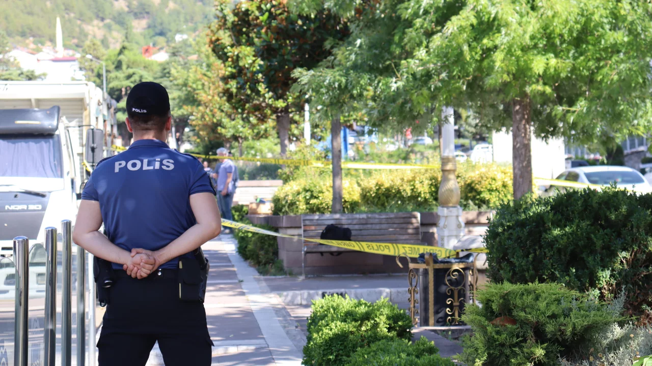Bankta bırakılan ş&uuml;pheli &ccedil;anta paniğe neden oldu! Ger&ccedil;ek patlatmanın ardından ortaya &ccedil;ıktı