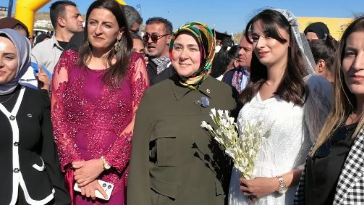 Cumhurbaşkanı Erdoğan'dan Hakkari'deki Kadın Şenliğine telefon s&uuml;rprizi!