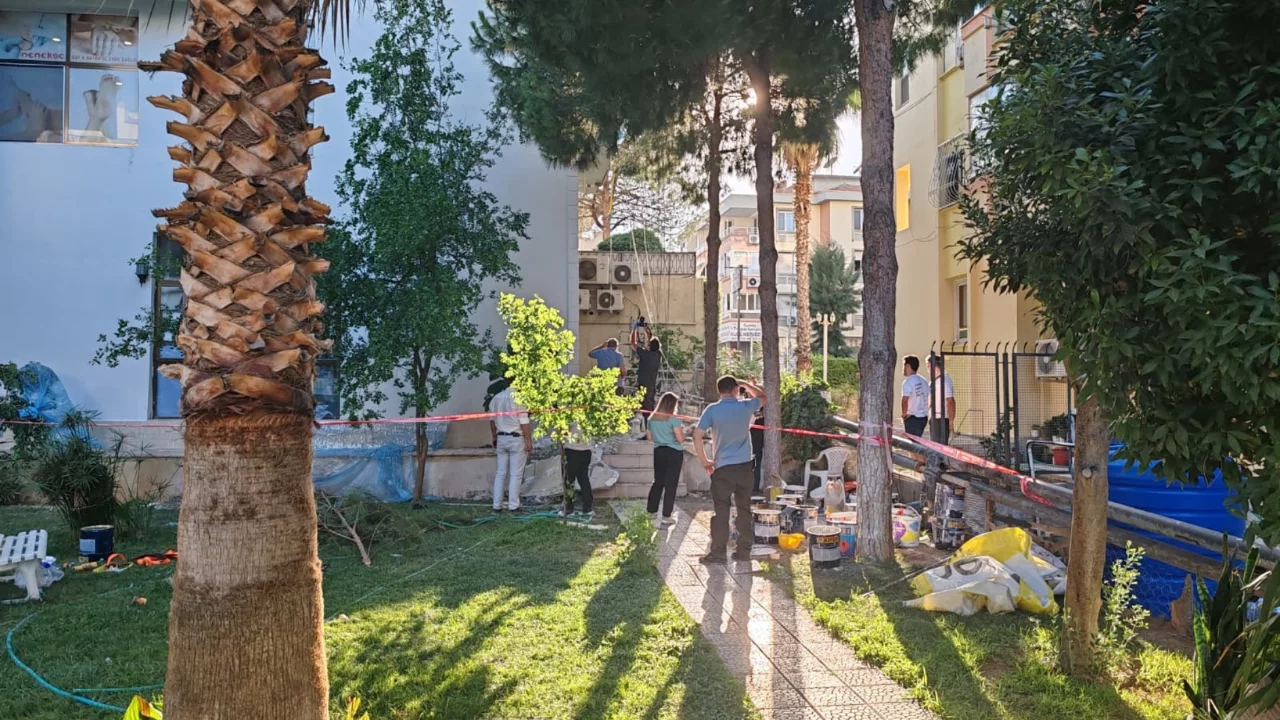 İzmir'de asma iskele devrildi: 3 iş&ccedil;i yaralandı
