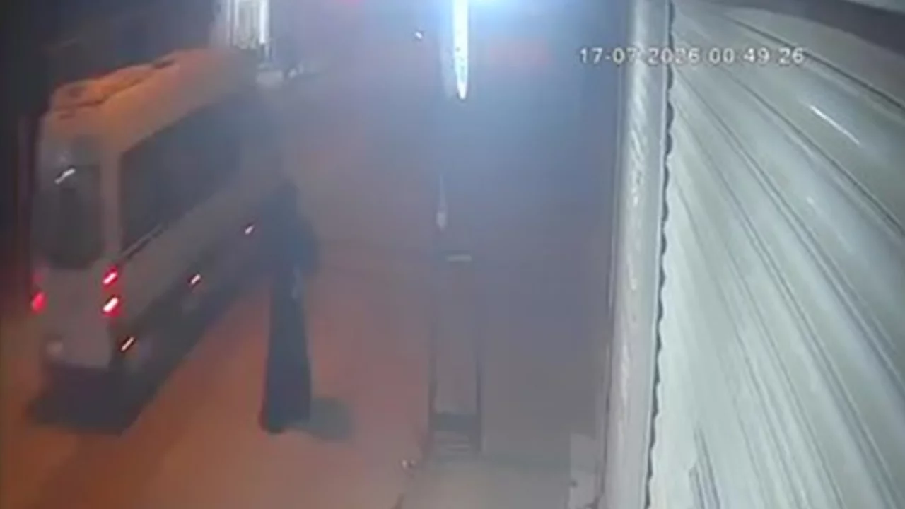 Adana'da &ccedil;arşaflı saldırgan kamerada! İş yerine kurşun yağdırıp ka&ccedil;tı