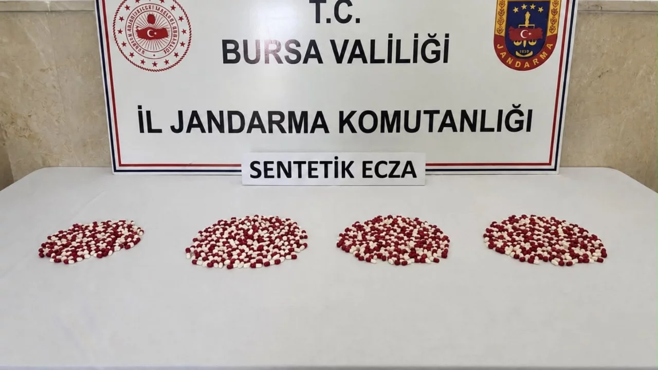 Bursa jandarmasından uyuşturucu operasyonu! 1.098 adet sentetik ecza hap ele ge&ccedil;irildi..