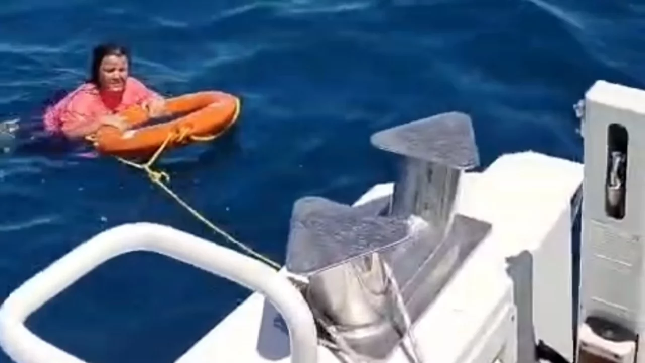Denizde akıntıya kapılan kadın açığa sürüklendi! Polis ekipleri son anda yetişti