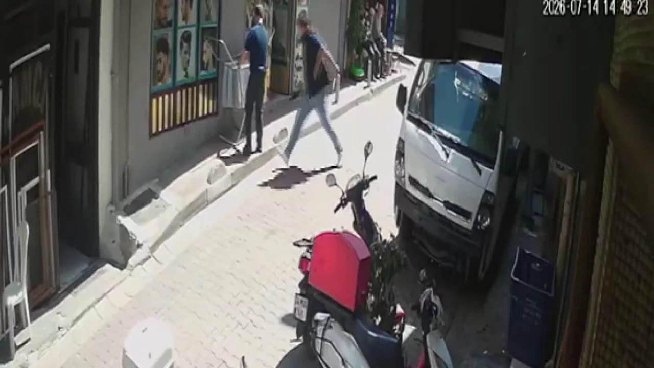 Saç tıraşını beğenmediği berberi bıçakladı! Kameralar kaydetti...