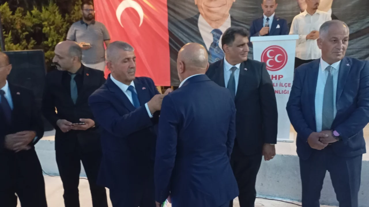 İzmir'de MHP'ye katılan 350 kişiye rozet takıldı 