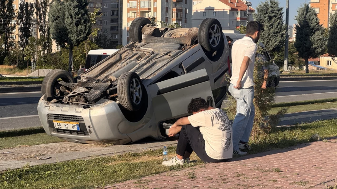 Kayseri'de hafif ticari araç devrildi! Sürücü ile annesi hastaneye kaldırıldı