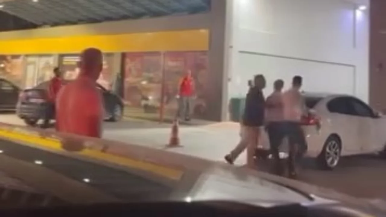 Bursa'da benzin istasyonunda ortalık karıştı! Sopalar havada u&ccedil;uştu...