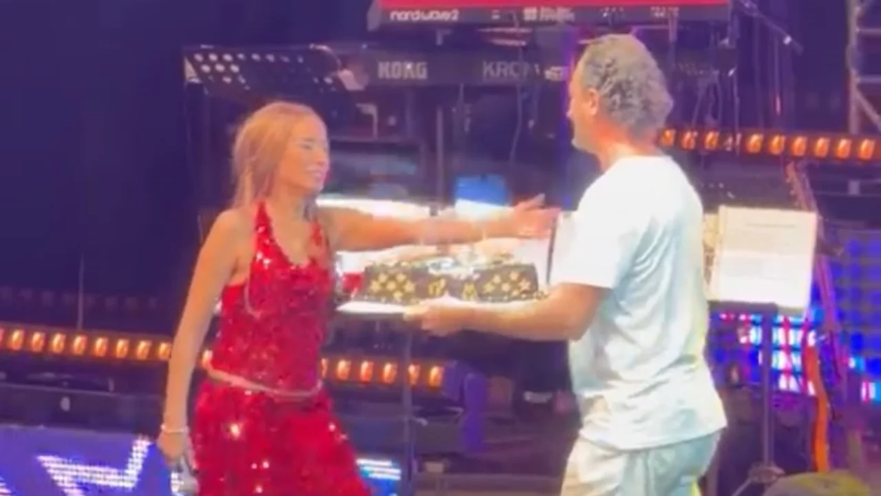 Yıldız Tilbe'den Bursa konserinde dikkat &ccedil;eken s&ouml;zler: "Biten bir &ouml;mr&uuml;n neyini kutlayacağım?"
