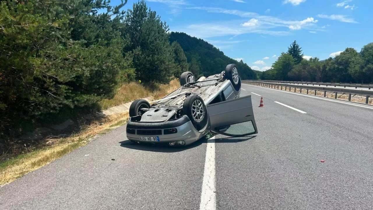Bursa istikametinde feci kaza! Kontrolden &ccedil;ıkan otomobil takla attı