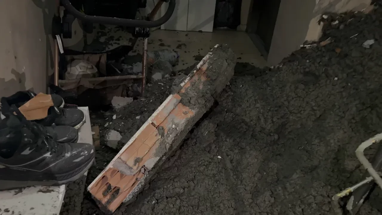 B&uuml;y&uuml;k faciadan d&ouml;n&uuml;ld&uuml;! 6 katlı binanın duvarı patladı, kilolarca beton apartman i&ccedil;ine doldu