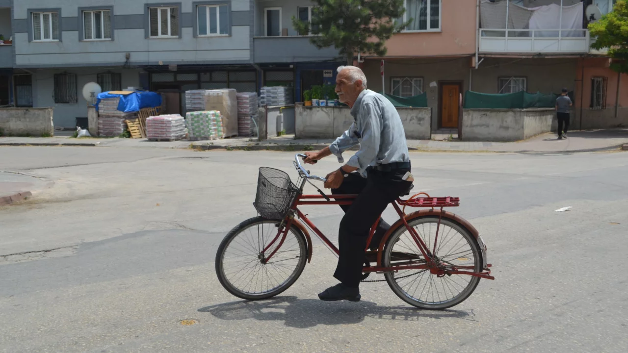 Bursa'da 73 yaşındaki muhtar yıllardır pedal &ccedil;eviriyor! Sağlığını buna bor&ccedil;lu