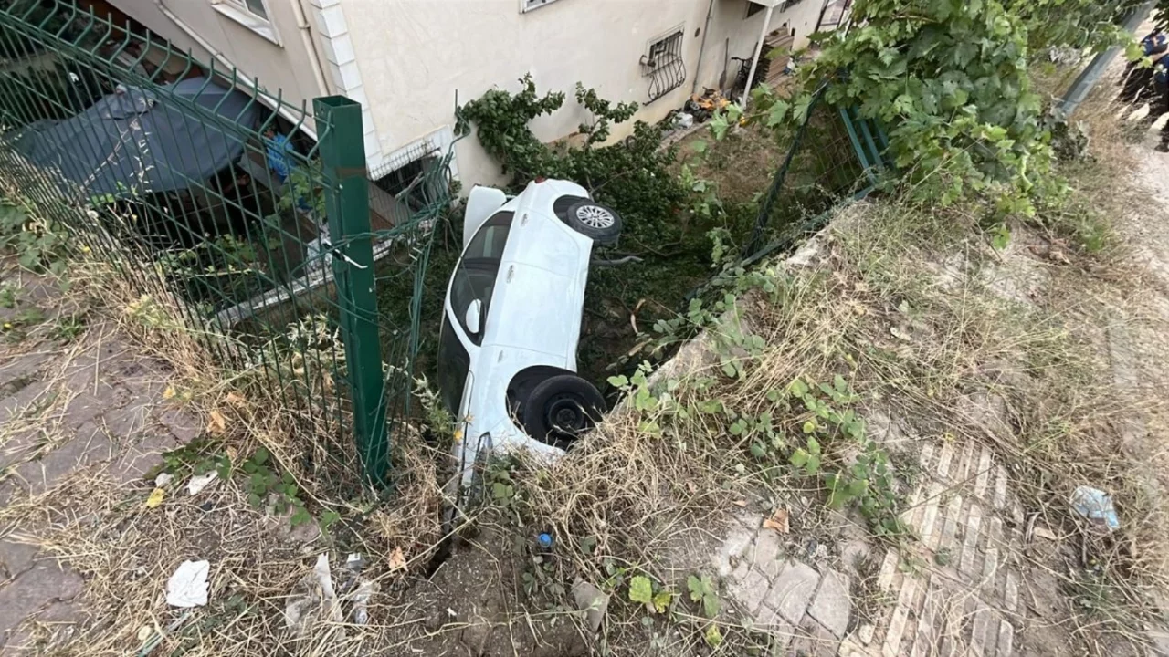Gebze'de otomobil apartman bahçesine uçtu