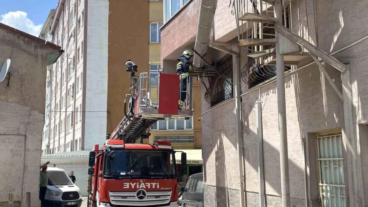 Eskişehir'de fırın bacasında &ccedil;ıkan yangın paniğe sebep oldu