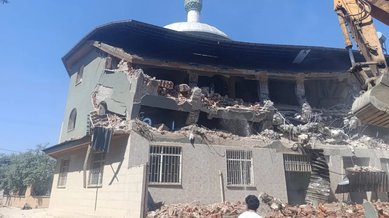 28 yıllık cami yıkılıyor