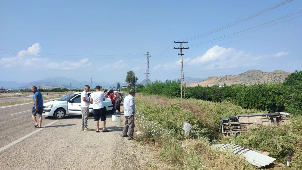 Otomobilin &ccedil;arptığı ara&ccedil; bah&ccedil;eye devrildi: 4 yaralı