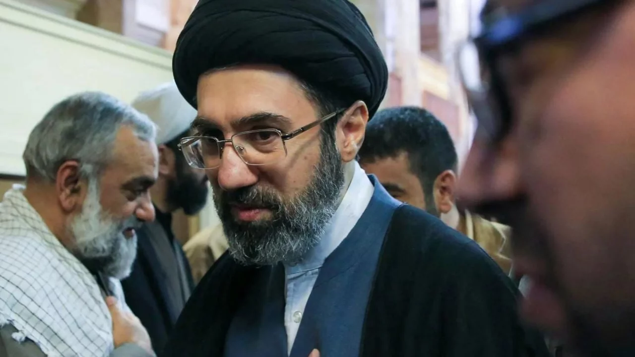 Babasının cenaze törenine katılmamıştı: Hamaney'den uzun zaman sonra açıklama!