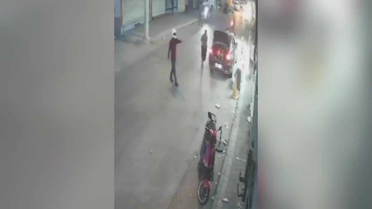 Kasklı saldırgan iş yerini kurşunladı: 1 yaralı