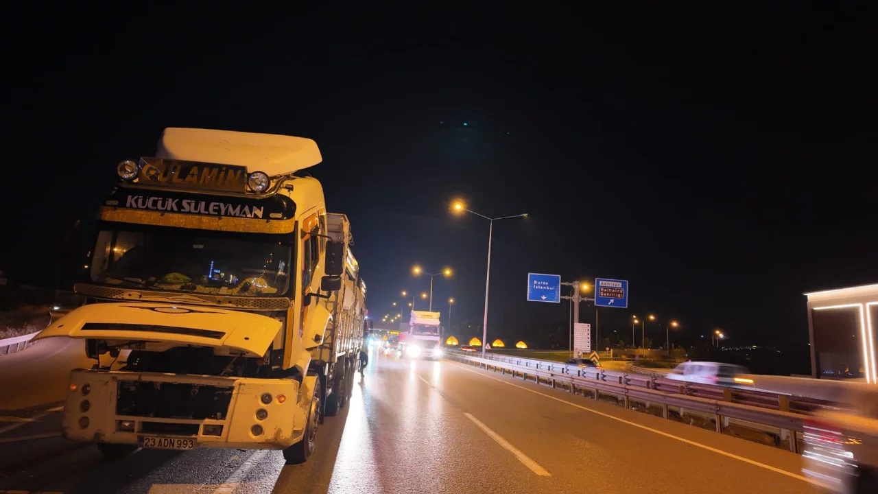 Bursa'da nefes kesen anlar! Freni patlayan karpuz y&uuml;kl&uuml; kamyon 15 kilometre sonra g&uuml;venle durduruldu