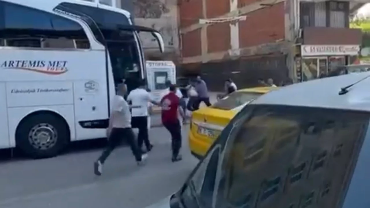 Bursa'da cadde ortasında bı&ccedil;aklı gerilim! Otopark g&ouml;revlisi ile vatandaş karşı karşıya geldi