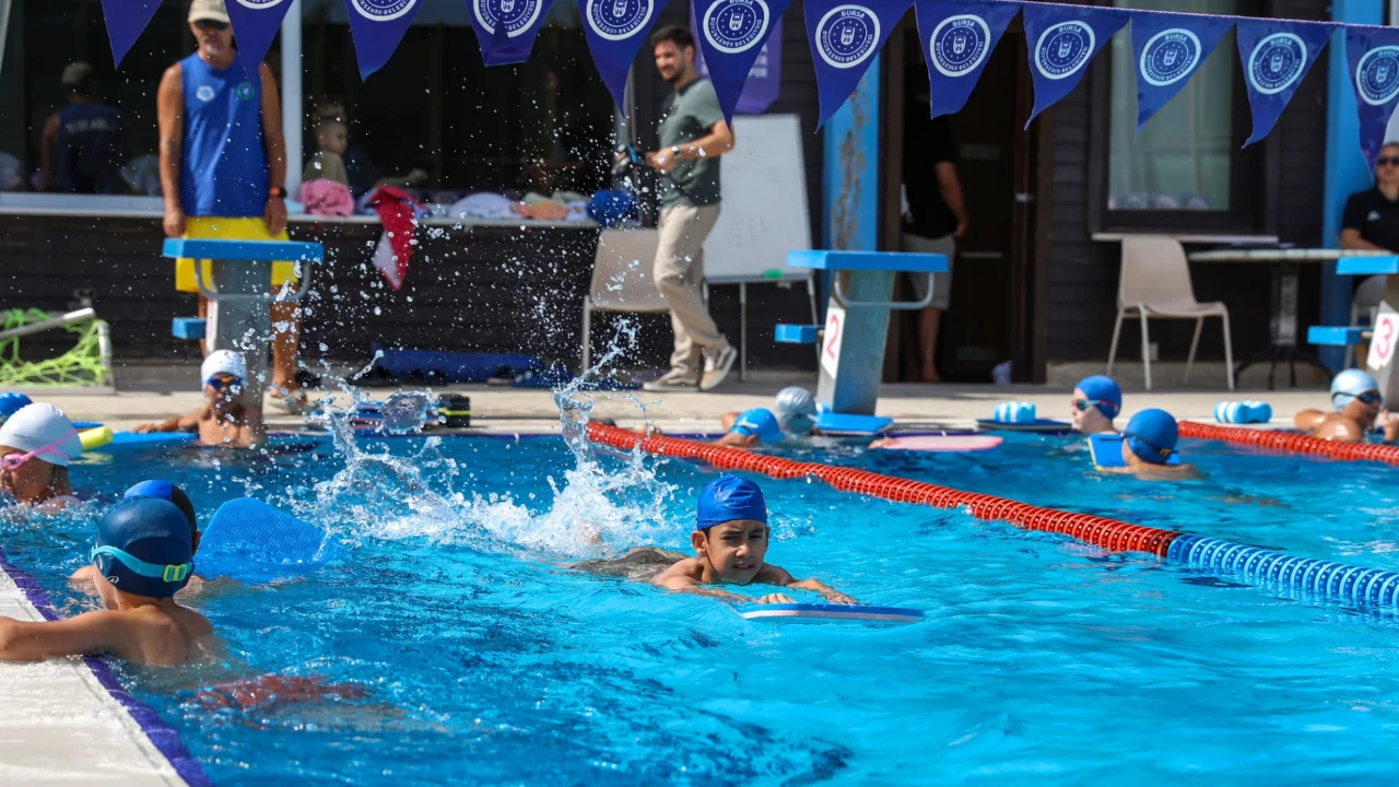 Bursa'da &ccedil;ocukların yaz tatiline spor molası! B&uuml;y&uuml;kşehir'in yaz spor okullarında ilk etap tamamlandı