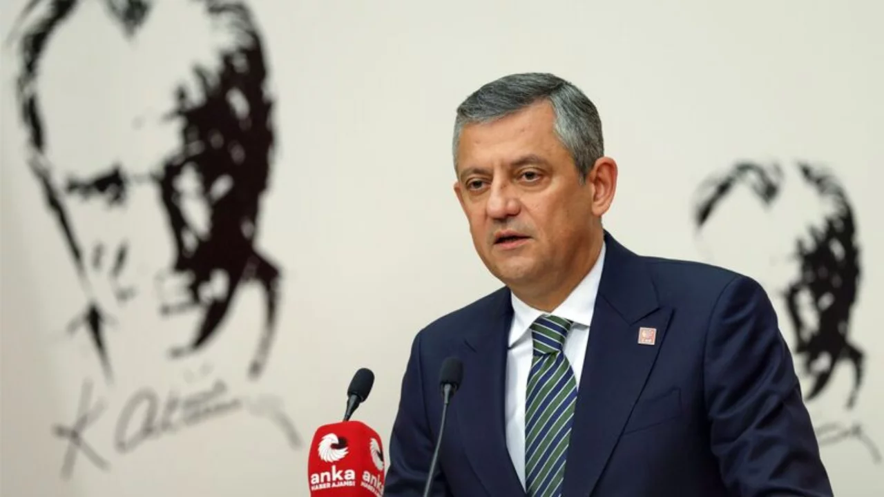 &Ouml;zg&uuml;r &Ouml;zel'in yeni parti hazırlığı: İsim ve logo detayı!